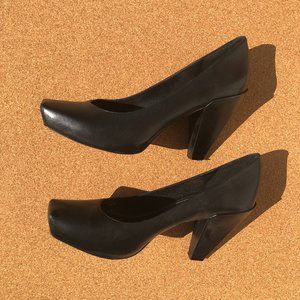 Vince Camuto Black leather heels sz 10.